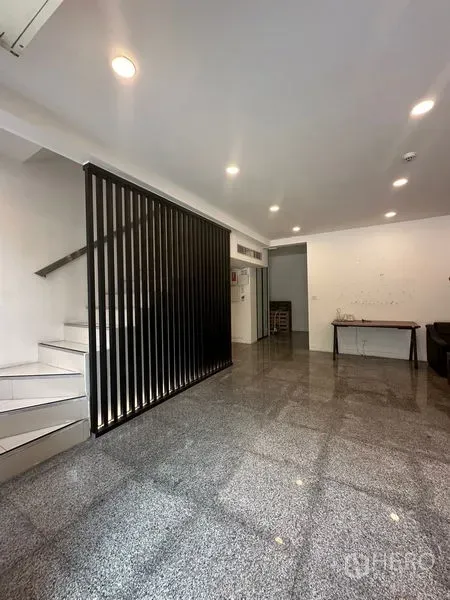 สำนักงานที่บ้าน ให้เช่าในPhra Khanong, Bangkok - โถงชั้นล่าง พื้นแกรนิต บันได และฉากกั้นซี่สีดำ