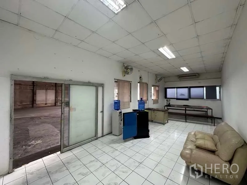 货栈 出租在Mueang Pathum Thani, Pathum Thani - 带空调的办公室，瓷砖地面，窗户与玻璃推拉门。