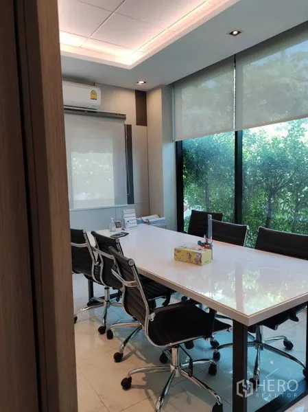 คลังสินค้า ขายในLat Krabang, Bangkok - ห้องประชุมขนาดเล็ก โต๊ะสีขาว เก้าอี้ล้อ และหน้าต่างบานใหญ่