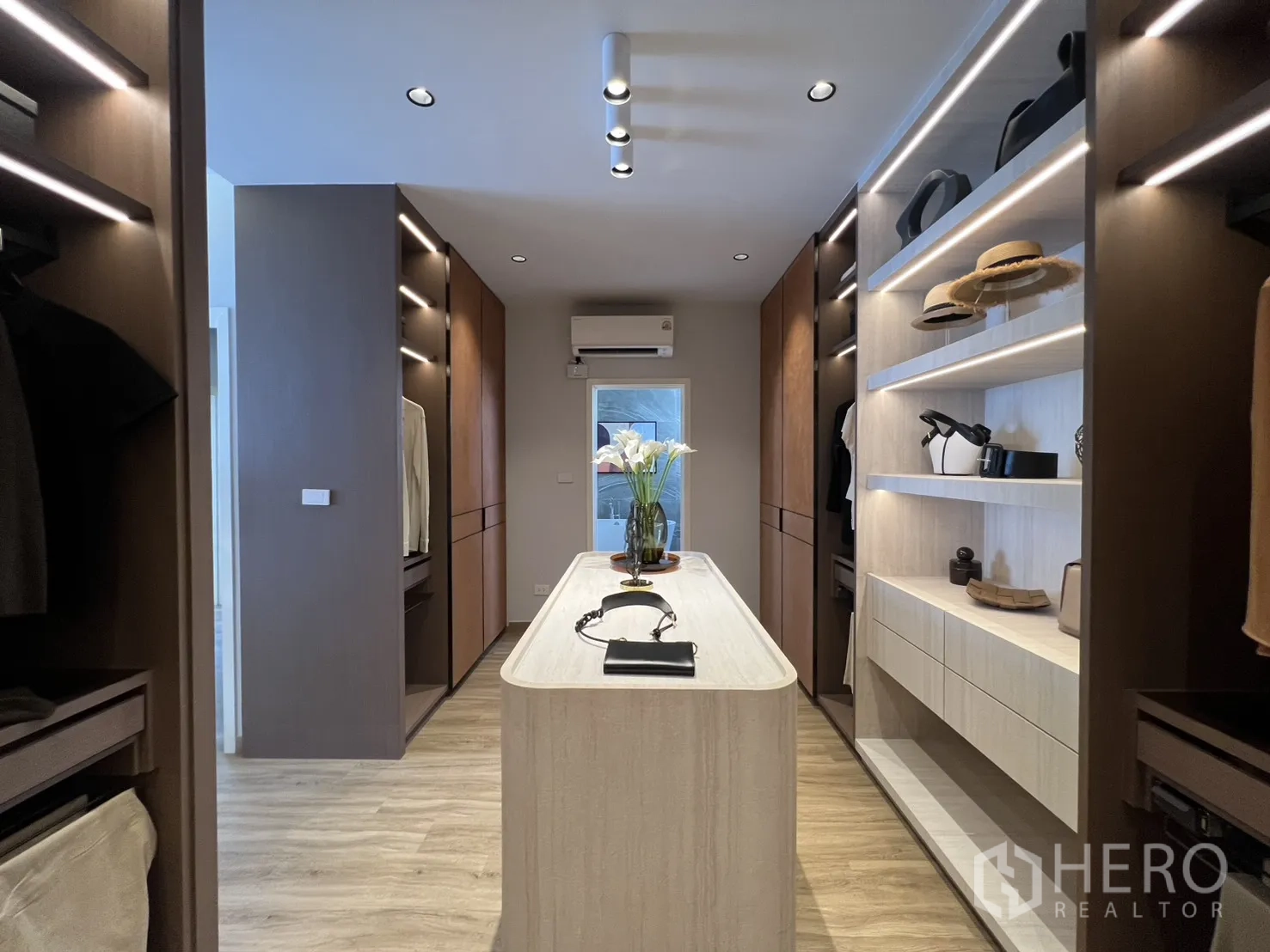 Townhouse for rent in Mueang Samut Prakan, Samut Prakan - Walk-in closet reverse view with open shelves, drawers, and air conditioning.