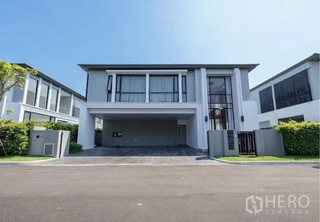 Detached House for sale in Prawet, Bangkok - Modern two-storey detached house facade with wide driveway and secure gate in Prawet, Bangkok.