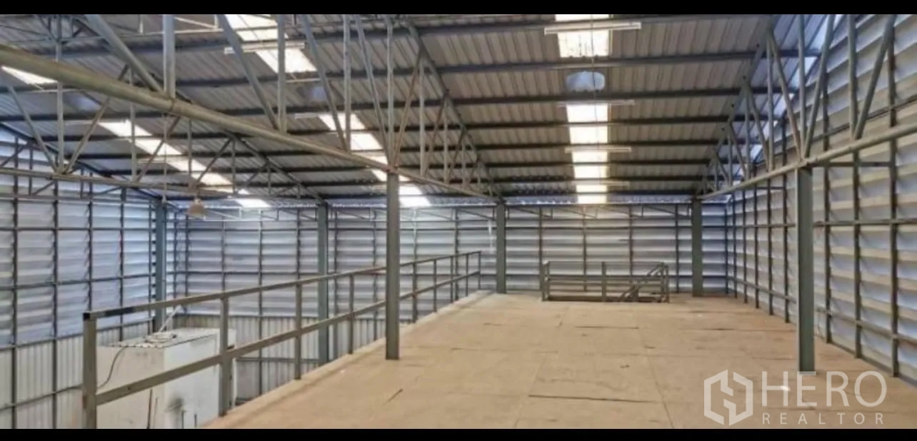 Warehouse for rent in Din Daeng, Bangkok - Long mezzanine with guardrails inside a steel-frame warehouse.