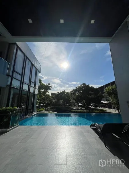 ทาวน์เฮาส์ ให้เช่าในSaphan Sung, Bangkok - สระว่ายน้ำสไตล์รีสอร์ตข้างคลับเฮาส์โมเดิร์น ใต้ท้องฟ้าแจ่มใส