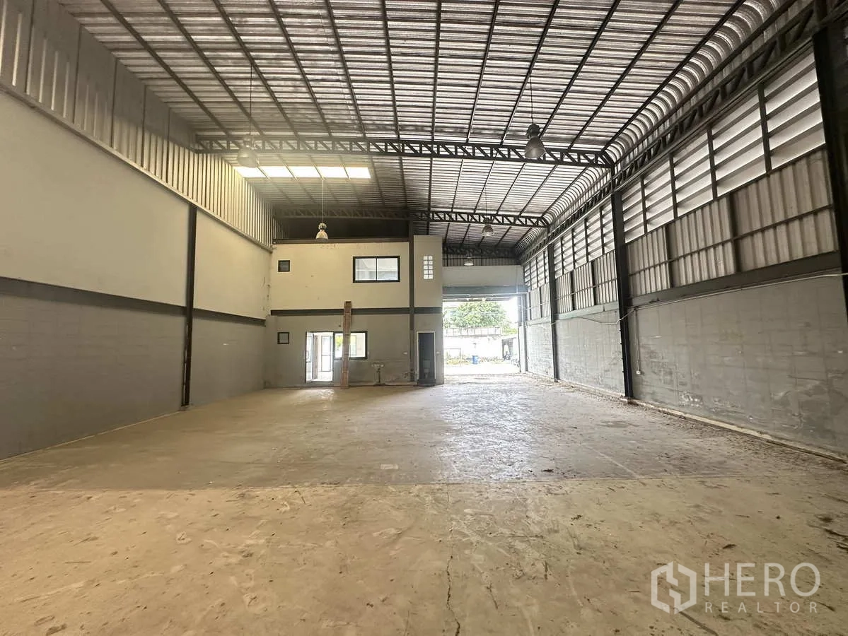 คลังสินค้า ให้เช่าหรือขายในBang Yai, Nonthaburi - มุมมองจากด้านในไปยังส่วนออฟฟิศด้านหน้าและช่องทางเข้าโกดังกว้าง