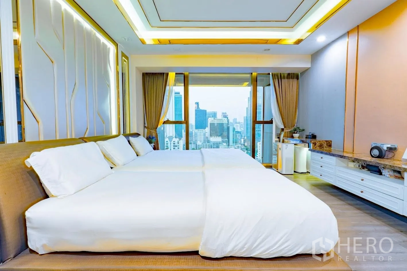 คอนโด for sale in Sathon, Bangkok - ห้องนอนมาสเตอร์หันสู่กระจกเต็มบานเห็นวิวเมือง