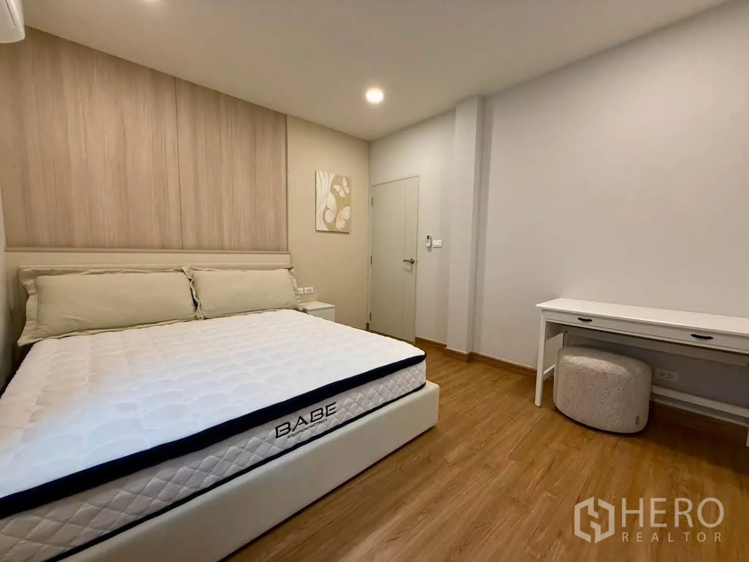 独栋房屋 for rent in Bang Phli, Samut Prakan - 宽敞卧室，软包床、木质特色墙与书桌。