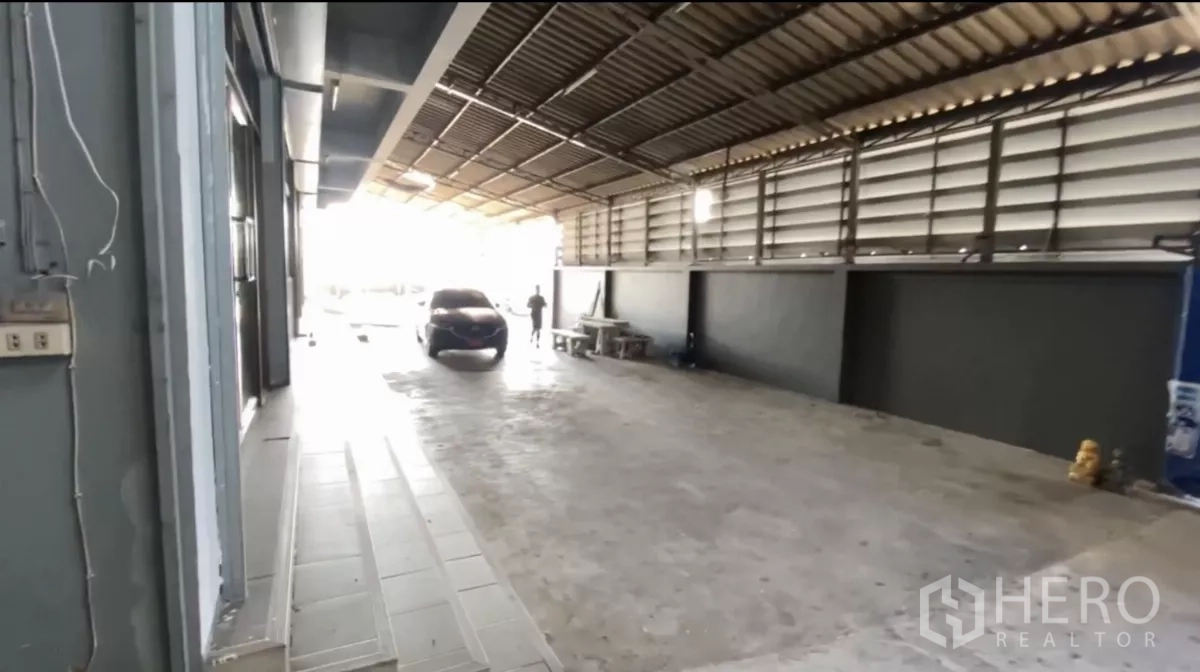 โรงงาน ให้เช่าในBang Phli, Samut Prakan - ลานจอดรถและช่องทางบริการใต้หลังคาโลหะข้างหน้าอาคารสำนักงาน