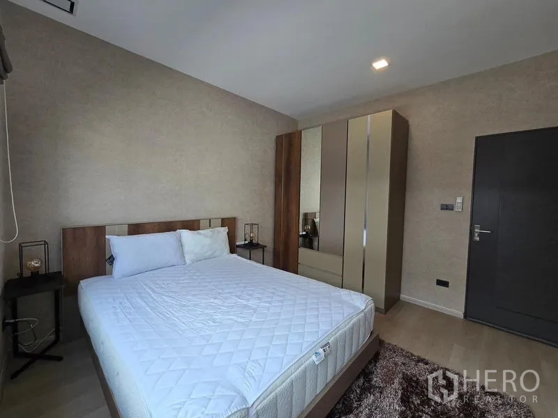 ทาวน์เฮาส์ ให้เช่า - ห้องนอนแขกพร้อมตู้เสื้อผ้า โต๊ะข้างเตียง และพรม