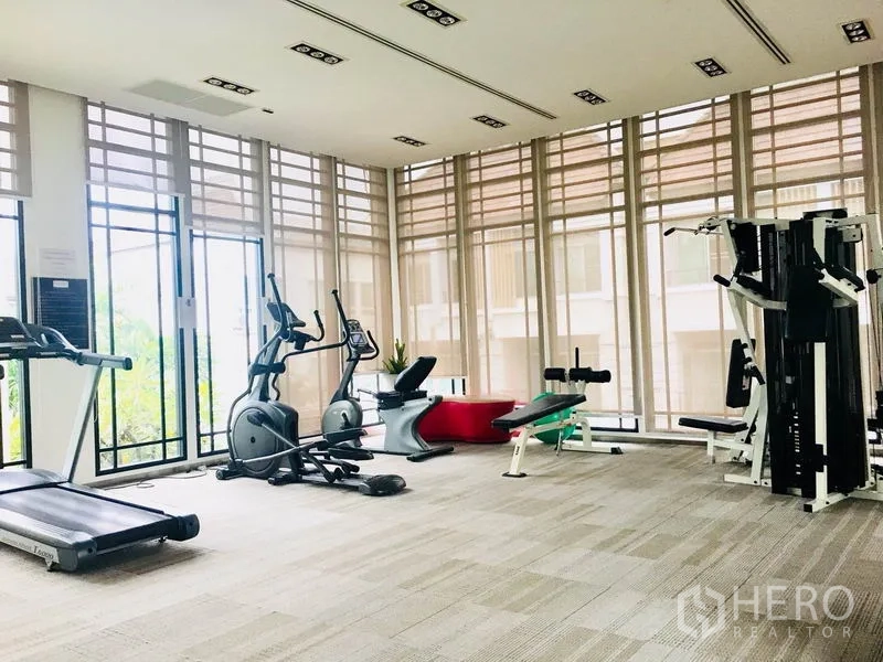 ทาวน์เฮาส์ ให้เช่าในPrawet, Bangkok - ฟิตเนสส่วนกลางมีลู่วิ่ง จักรยาน และเครื่องเวท พร้อมกระจกสูงจรดเพดาน