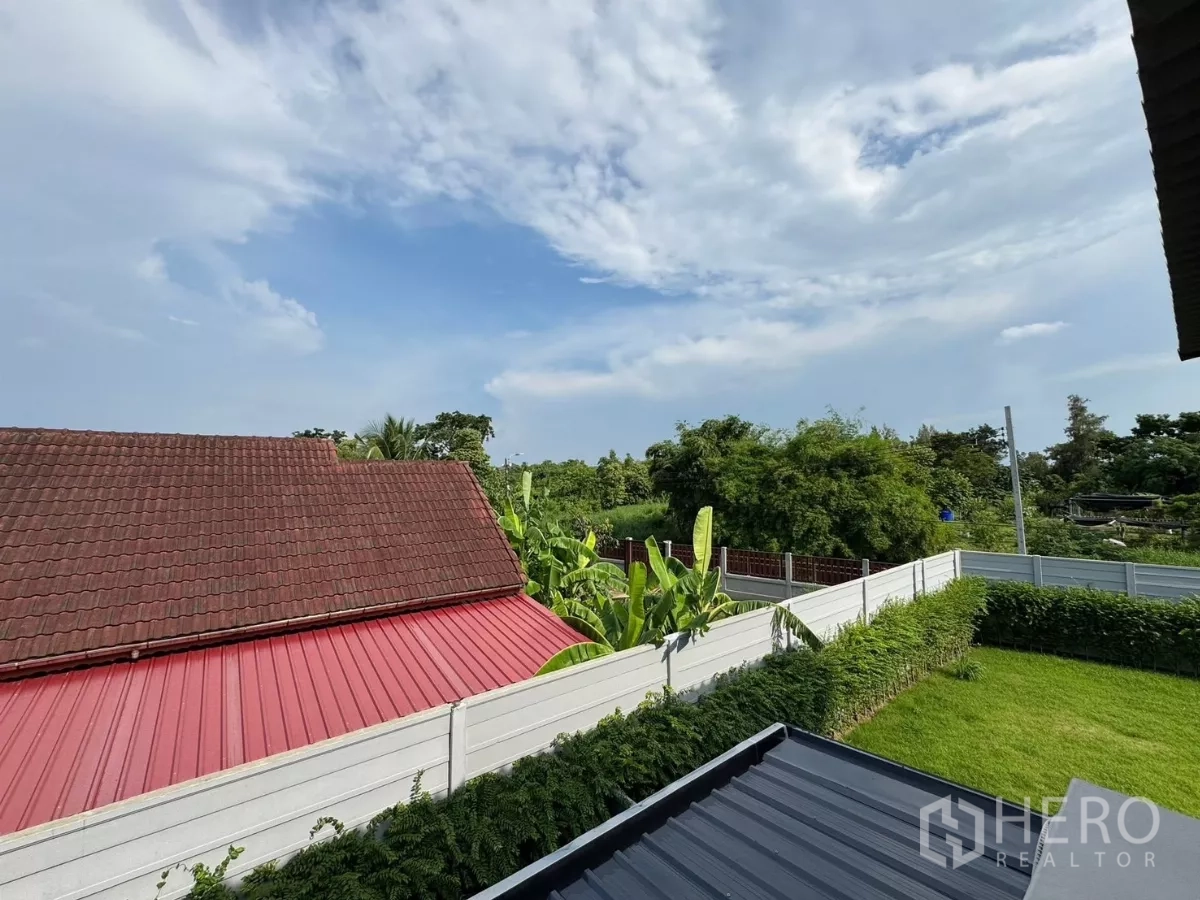 ทาวน์เฮาส์ ให้เช่าในBang Phli, Samut Prakan - วิวชั้นบนเห็นพื้นที่สีเขียวและสวนส่วนตัว