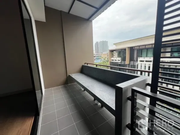 ทาวน์เฮาส์ ให้เช่าหรือขายในKhlong Toei, Bangkok - ระเบียงส่วนตัวมีหลังคาและม้านั่งบิวท์อิน มองเห็นทิวทัศน์ย่านพักอาศัยและเมือง