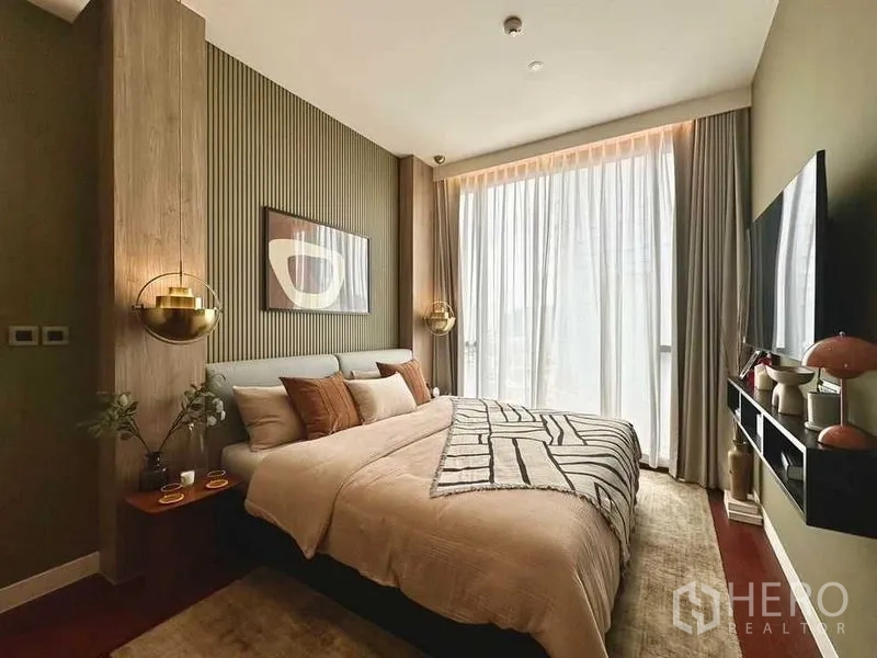 公寓 出租在Watthana, Bangkok - 主卧配特大床、通高落地窗、遮光窗帘与壁挂电视。