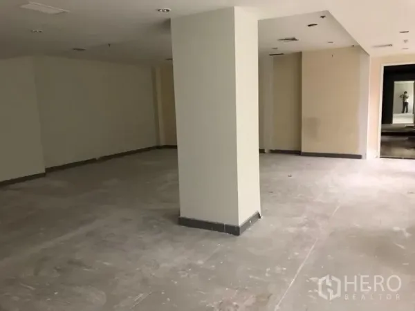 办公空间 出租在Bang Rak, Bangkok - 空置办公楼层，带结构柱与嵌入式照明，待装修。