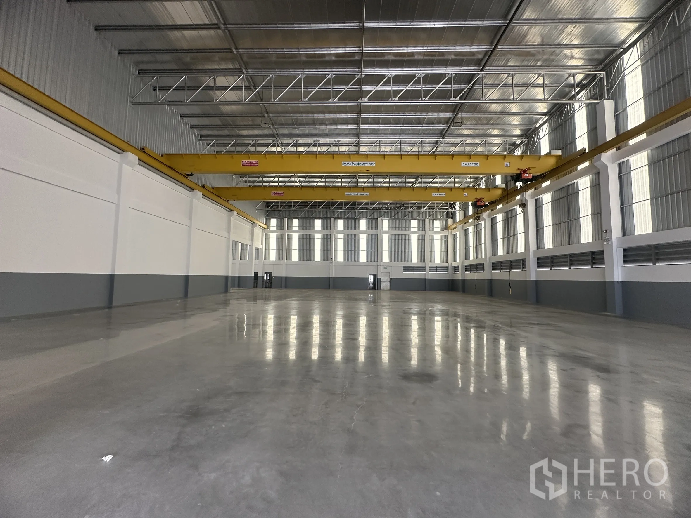 โกดัง for rent in Mueang Samut Prakan, Samut Prakan - ฮอลล์โกดังกว้างพื้นคอนกรีตขัดมัน ช่องแสงสูง และเครนเหนือศีรษะ