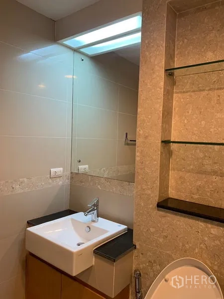 คอนโด ให้เช่าในPathum Wan, Bangkok - มุมอ่างล้างหน้าพร้อมกระจกบานใหญ่และช่องวางของบนผนัง