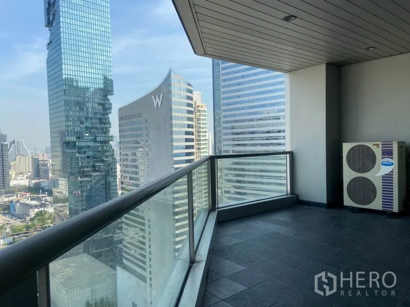公寓 出租在Sathon, Bangkok - 超大覆盖阳台，玻璃栏杆，俯瞰沙吞天际线。