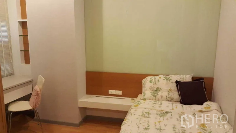 คอนโด ให้เช่าในKhlong Toei, Bangkok - ห้องนอนเล็กพร้อมเตียงเดี่ยว โต๊ะทำงาน บิวท์อิน และพื้นไม้