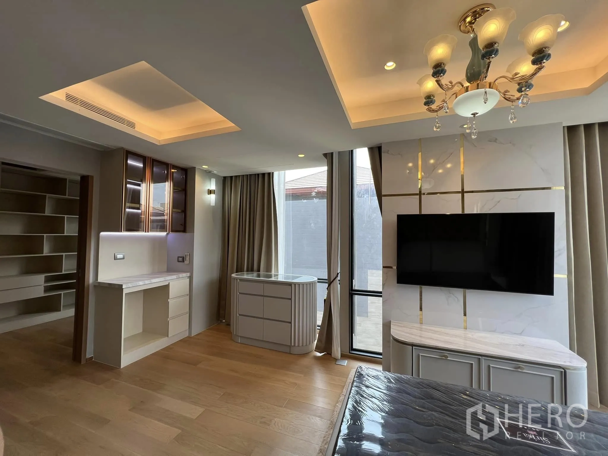 บ้าน ให้เช่าหรือขายในYan Nawa, Bangkok - ห้องนอนมาสเตอร์ ผนังทีวี เฟอร์นิเจอร์บิวท์อิน และมุมแต่งตัว