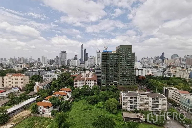 公寓 出租或出售在Watthana, Bangkok - 高楼城市景观，俯瞰通罗及周边绿地。