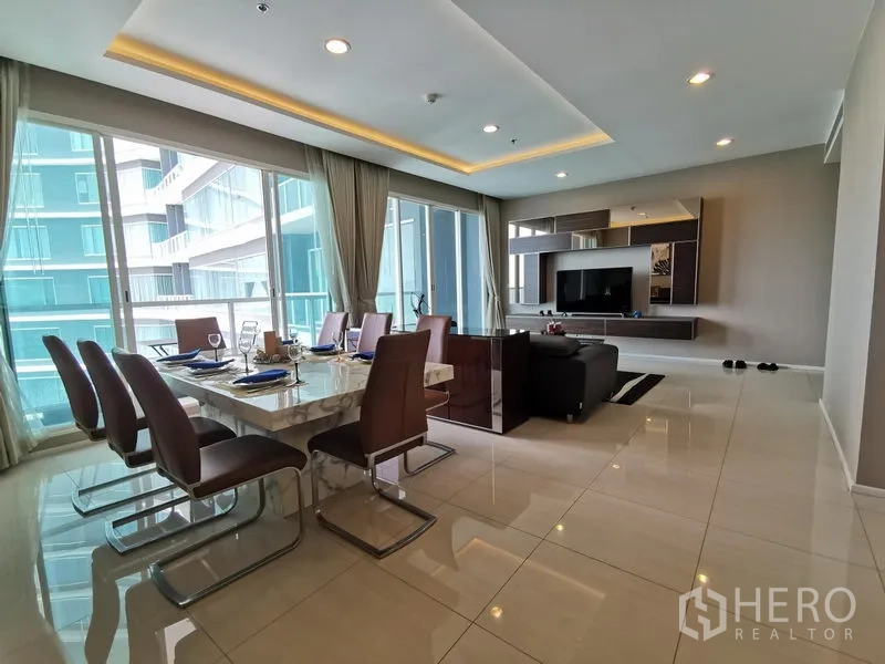 Condominium for rent in Bang Kho Laem, Bangkok - Spacious lounge and dining zone with floor-to-ceiling windows and access to the balcony.
