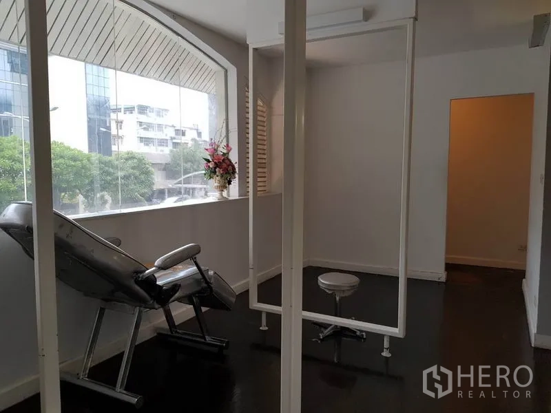 零售空间 出租在Khlong Toei, Bangkok - 治疗区另一角度，隔断框架与全景窗。