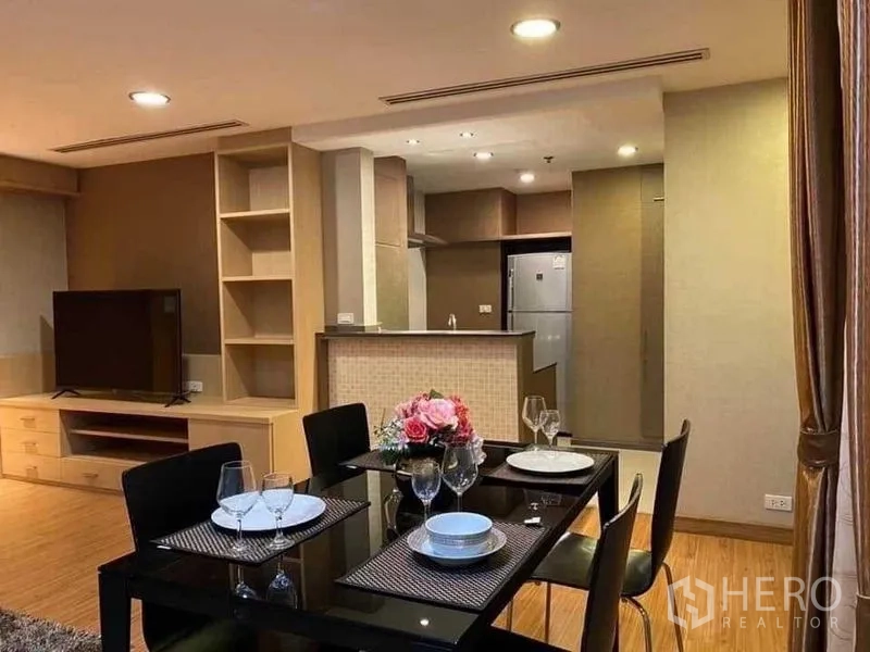 公寓 出租在Watthana, Bangkok - 开放式餐厨区，四人餐桌、电视柜与吧台相连。