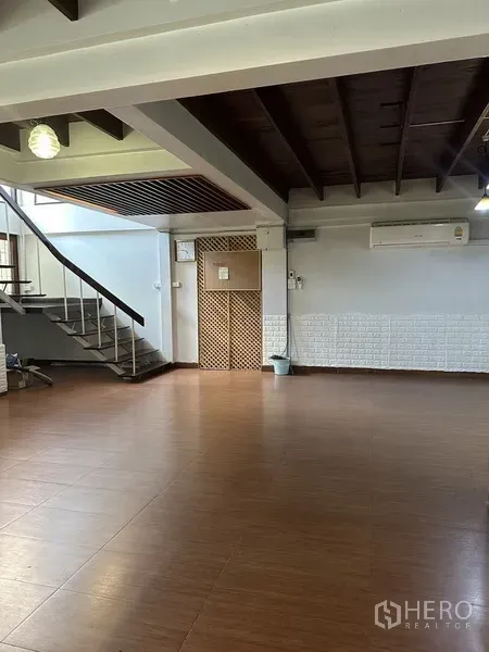 บ้าน ให้เช่าในWatthana, Bangkok - พื้นที่นั่งเล่นกว้าง พื้นลายไม้ คานโชว์ และบันไดแบบเปิดโล่ง