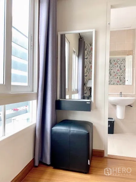 ทาวน์เฮาส์ ให้เช่าในPrawet, Bangkok - มุมโต๊ะเครื่องแป้งข้างหน้าต่าง พร้อมกระจกและสตูล อยู่ติดทางเข้าห้องน้ำ