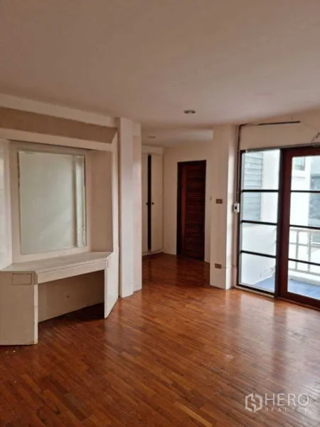 ทาวน์เฮาส์ ให้เช่าในWang Thonglang, Bangkok - ห้องนอนใหญ่มีโต๊ะเครื่องแป้งบิวท์อิน พื้นที่เก็บของ และทางออกสู่ระเบียง