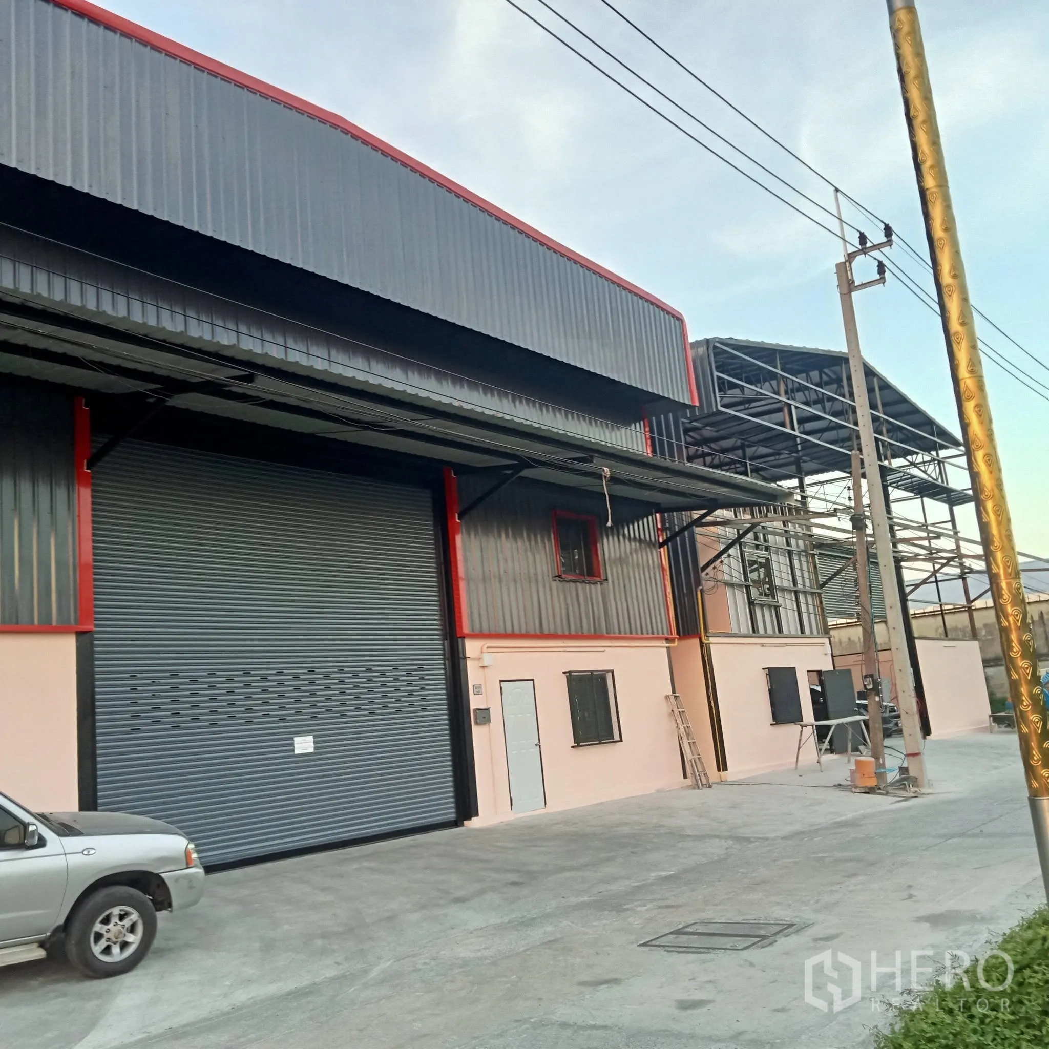 Warehouse for rent in Bang Phli, Samut Prakan - Warehouse exterior with large roller shutter and paved forecourt.