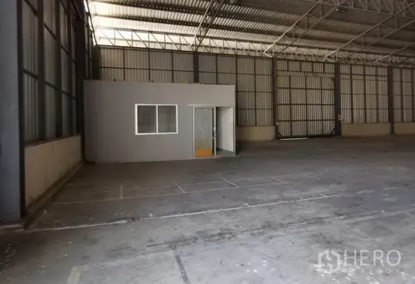 货栈 出租在Mueang Samut Prakan, Samut Prakan - 开阔库房内设独立小型办公室与金属板墙面