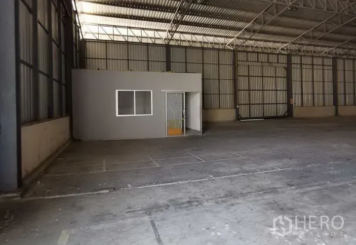 货栈 出租在Mueang Samut Prakan, Samut Prakan - 开阔库房内设独立小型办公室与金属板墙面
