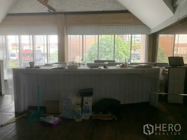 พื้นที่ขายปลีก ให้เช่าในWatthana, Bangkok - ชั้นบนแบบโอเพนแพลน พร้อมเคาน์เตอร์ยาวและหน้าต่างกว้าง มองเห็นวิวเมืองย่านทองหล่อ