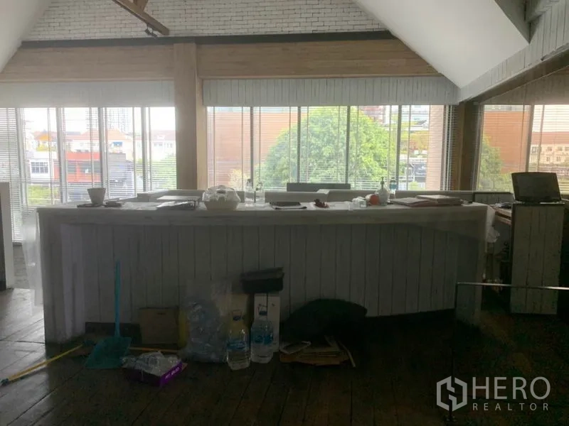 พื้นที่ขายปลีก ให้เช่าในWatthana, Bangkok - ชั้นบนแบบโอเพนแพลน พร้อมเคาน์เตอร์ยาวและหน้าต่างกว้าง มองเห็นวิวเมืองย่านทองหล่อ