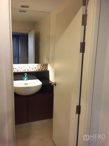 คอนโด ให้เช่าในPhaya Thai, Bangkok - เคาน์เตอร์อ่างล้างหน้าทรงกลม กระจกบานใหญ่ และผนังโมเสกในห้องน้ำ