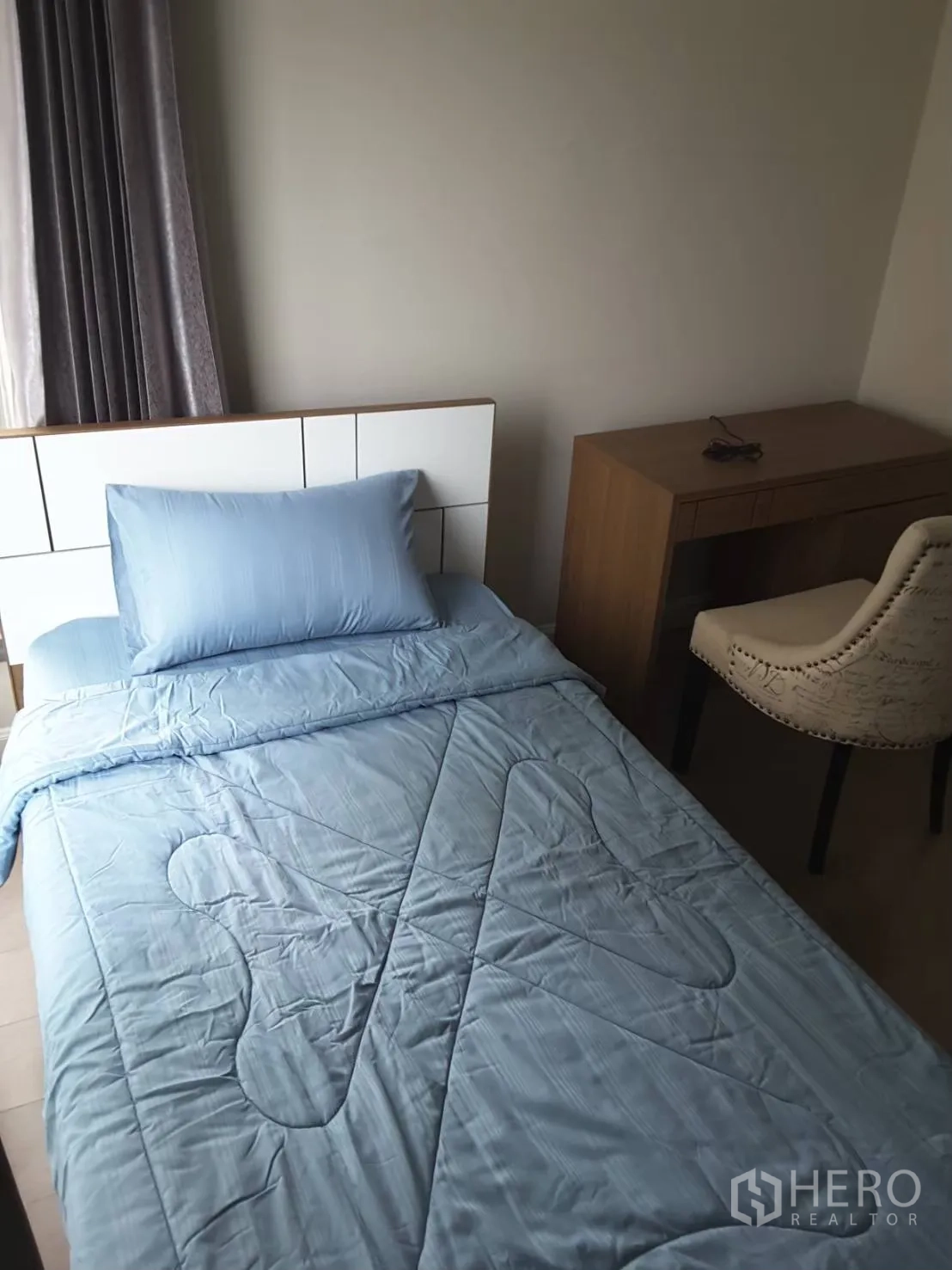 คอนโด ให้เช่าในKhlong Toei, Bangkok - ห้องนอนรอง เตียงเดี่ยวผ้าปูสีฟ้า พร้อมโต๊ะทำงานริมหน้าต่าง