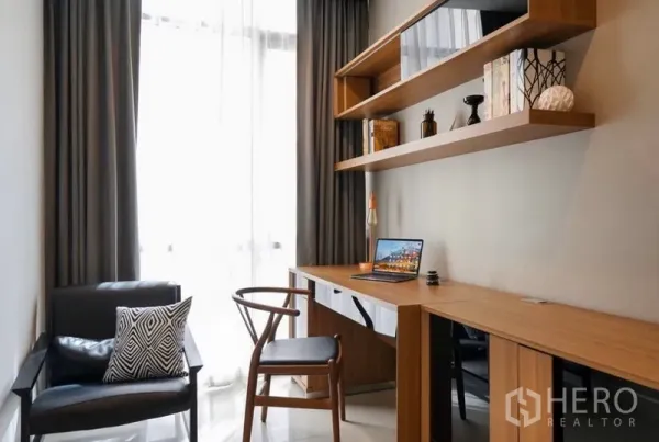 คอนโด ให้เช่าในWatthana, Bangkok - มุมทำงานกะทัดรัด โต๊ะไม้ยาว ชั้นลอย และแสงธรรมชาติผ่านม่านโปร่ง