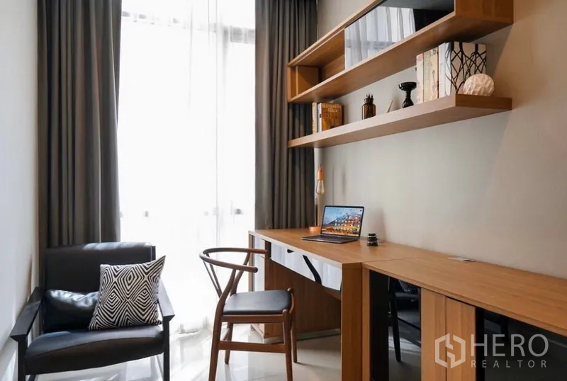 คอนโด ให้เช่าในWatthana, Bangkok - มุมทำงานกะทัดรัด โต๊ะไม้ยาว ชั้นลอย และแสงธรรมชาติผ่านม่านโปร่ง