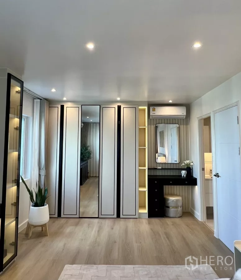 公寓 出售在Yan Nawa, Bangkok - 卧室收纳：顶天立地衣柜、梳妆台与空调。