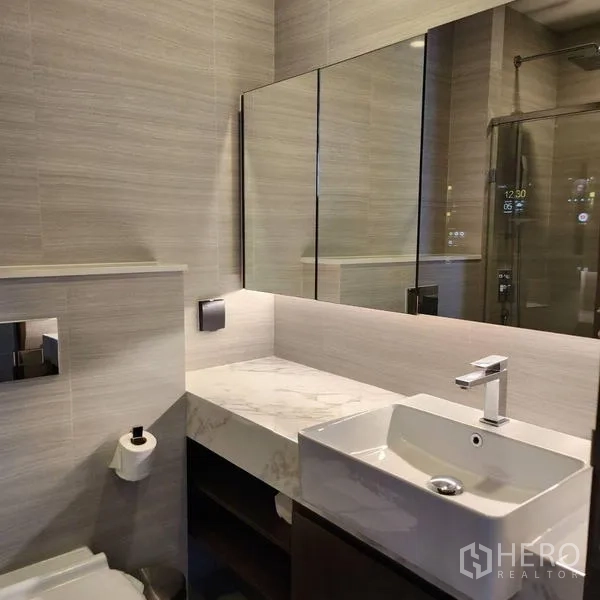 คอนโด ให้เช่าในWatthana, Bangkok - ห้องน้ำร่วมสมัย อ่างล้างหน้าทรงสี่เหลี่ยม เคาน์เตอร์หินอ่อน และตู้ฝักบัวกระจก