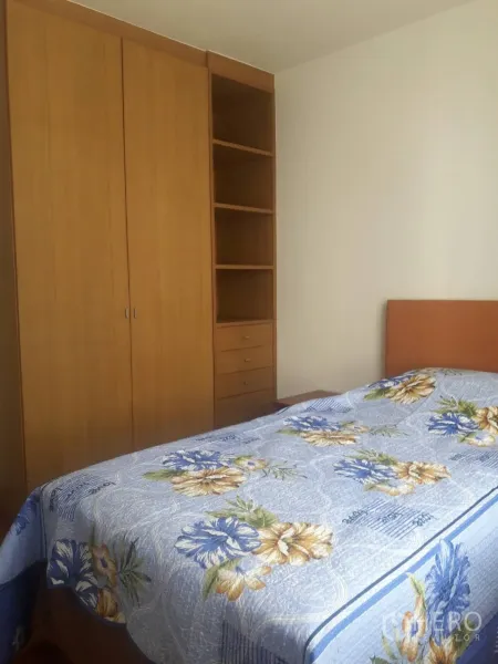 คอนโด ให้เช่าในKhlong Toei, Bangkok - ห้องนอนที่สองพร้อมตู้เสื้อผ้าบิวท์อิน ชั้นวางของ และเตียงคู่ผ้าคลุมลายดอกสีน้ำเงิน