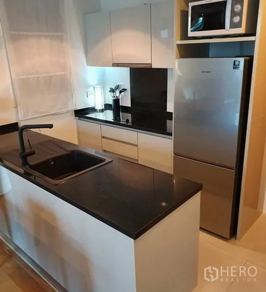 คอนโด ให้เช่าในWatthana, Bangkok - ครัวสมัยใหม่ ท็อปหินสีดำ ตู้บิลต์อิน อ่างล้างจาน ตู้เย็นและไมโครเวฟ