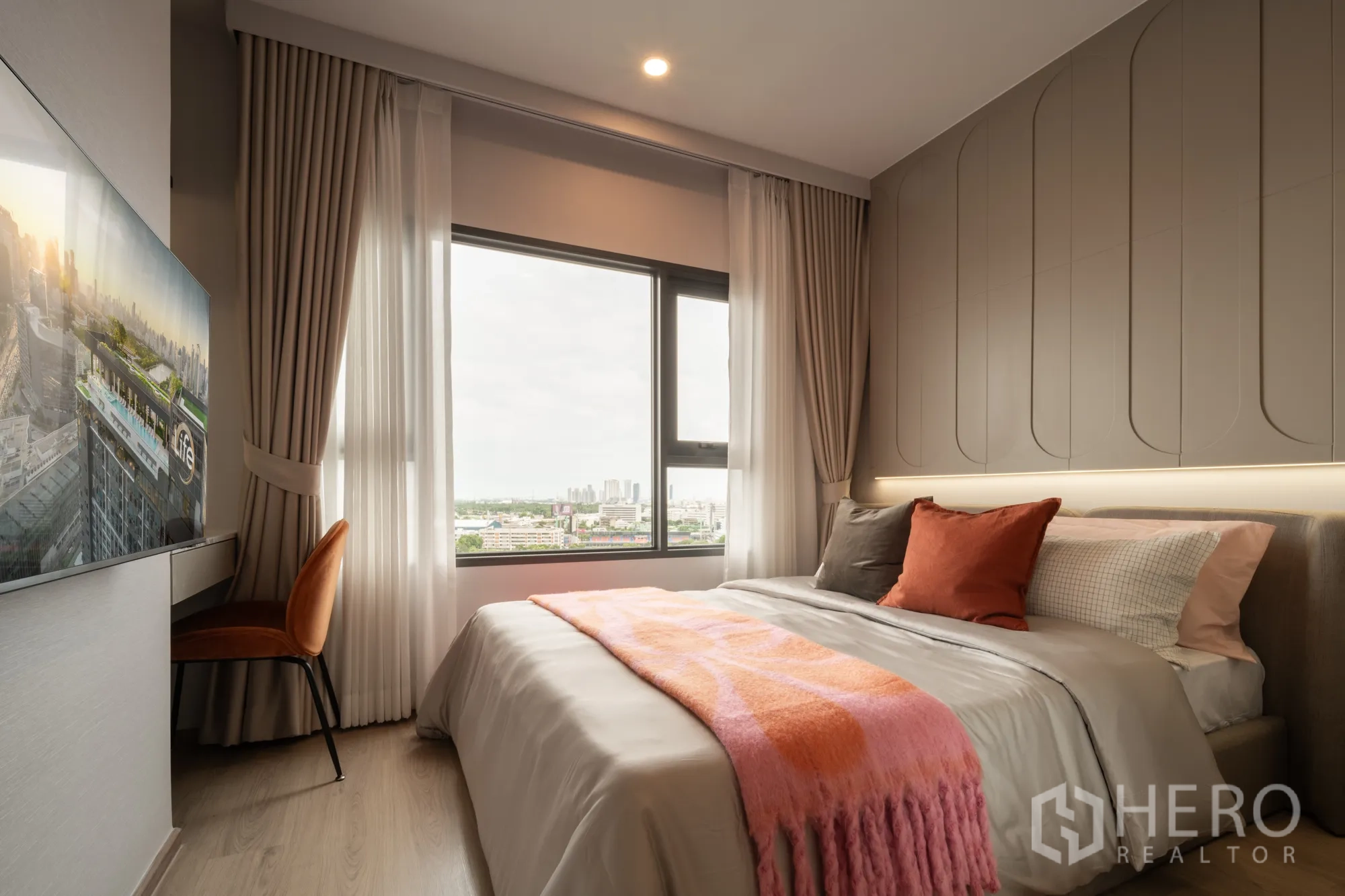 公寓 for sale in Khlong Toei, Bangkok - 第二卧室配有立体装饰墙、窗边书桌与城市景观。