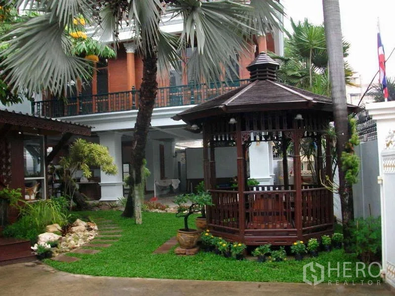 ทาวน์เฮาส์ ให้เช่าในKhlong Toei, Bangkok - ลานสวนพร้อมศาลาไม้หน้าทาวน์เฮ้าส์