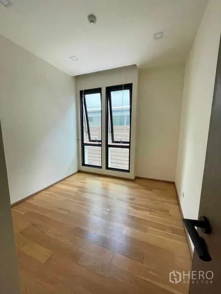 คอนโด ให้เช่าหรือขายในKhlong Toei, Bangkok - ห้องนอนที่สามหรือห้องทำงานสว่าง โปร่ง ด้วยหน้าต่างสูงคู่