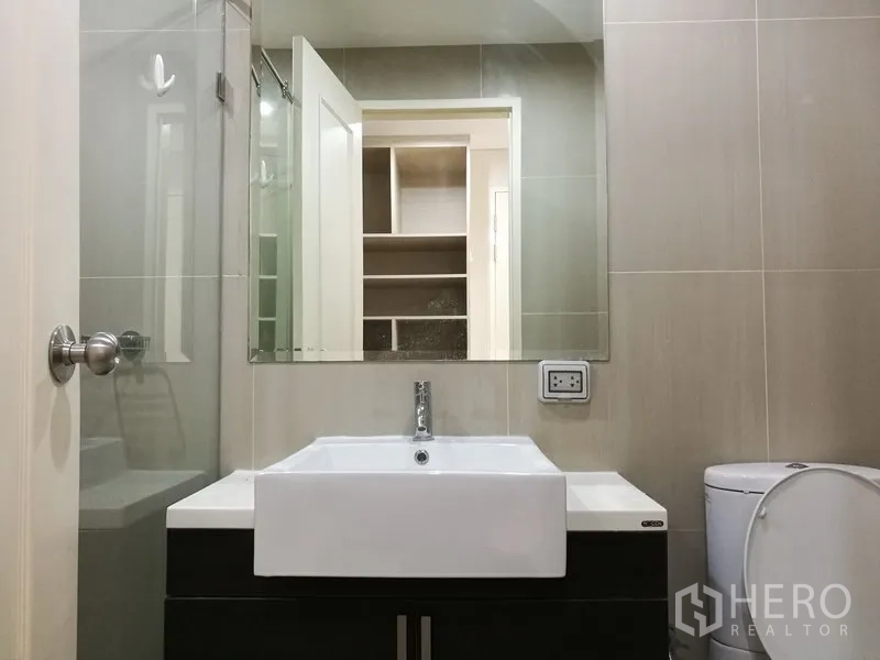 คอนโด ให้เช่าในRatchathewi, Bangkok - ห้องน้ำสมัยใหม่พร้อมอ่างล้างหน้าทรงเหลี่ยม กระจกบานใหญ่ ตู้โชว์เวอร์กระจก และโถสุขภัณฑ์