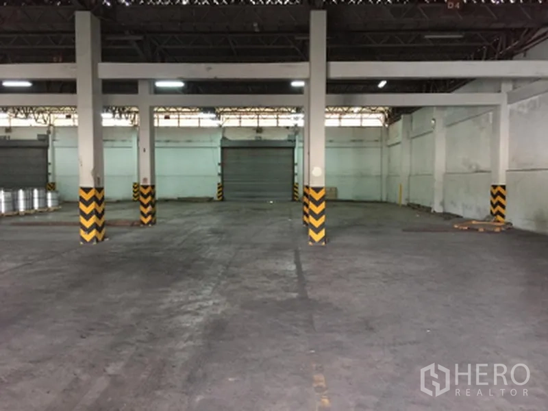 คลังสินค้า ให้เช่าในPathum Thani - มุมมองภายในโกดังไปยังประตูม้วนหลายจุดและพื้นที่โหลดสินค้า