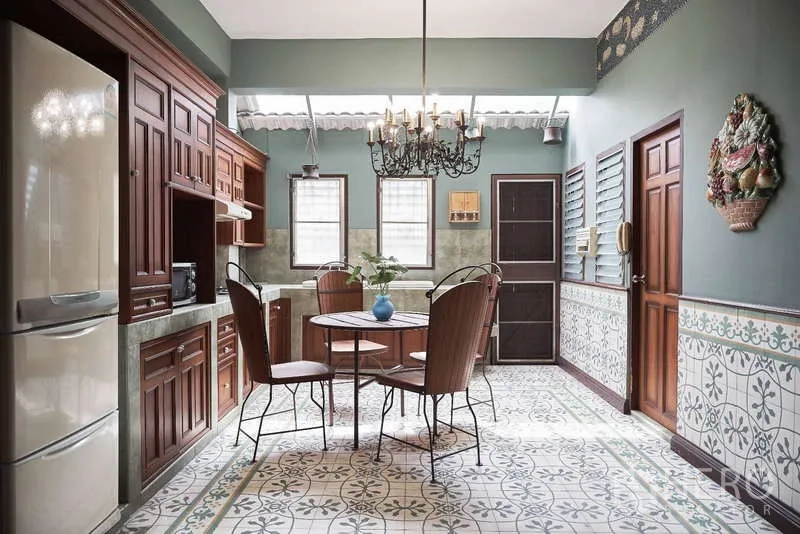 ทาวน์เฮาส์ ให้เช่าในKhlong Toei, Bangkok - ครัวสว่างตู้ไม้บิลท์อิน พื้นกระเบื้องลาย และโต๊ะกลม