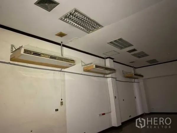 零售空间 出租 - 室内设多台壁挂空调与荧光灯格栅天花。