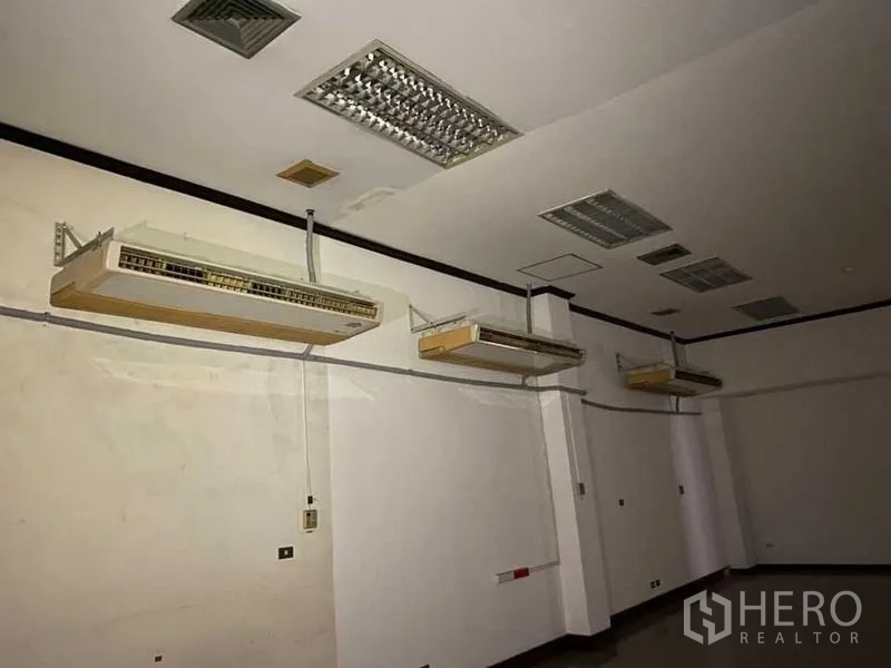 零售空间 出租 - 室内设多台壁挂空调与荧光灯格栅天花。